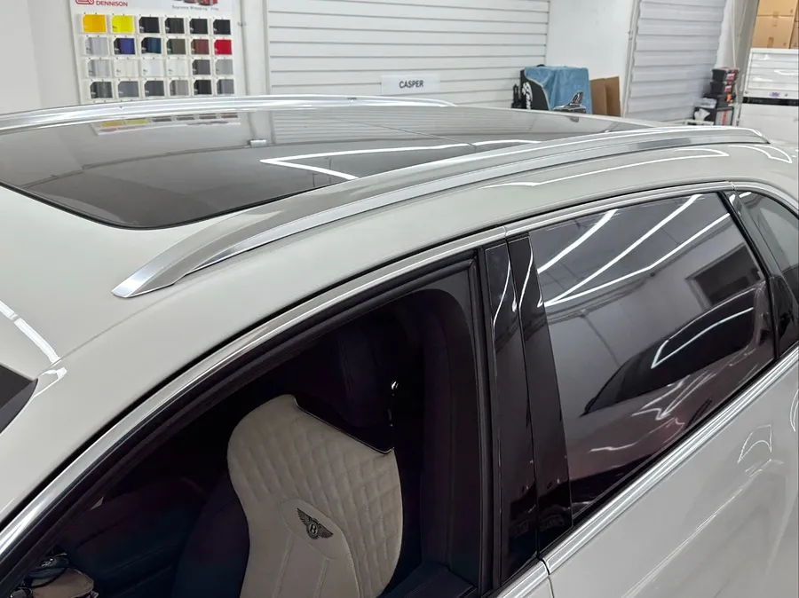 Bentley Bentaygaのクローム除去ラッピング事例 施工写真 3-2