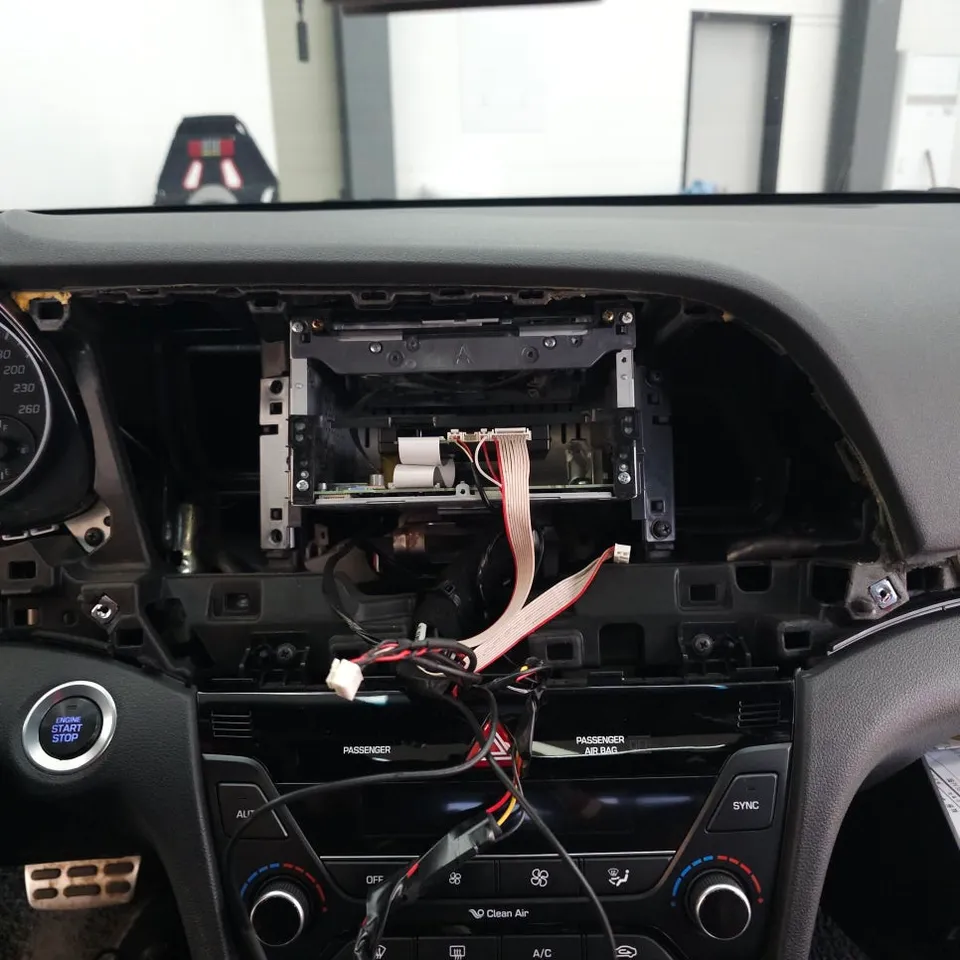 Hyundai ElantraのAndroid Auto・CarPlay取付事例 施工写真 4-1