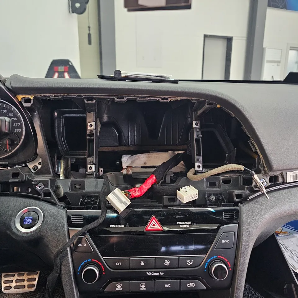 Hyundai ElantraのAndroid Auto・CarPlay取付事例 施工写真 1-2