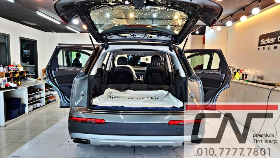 Audi Q7のカーフィルム施工事例｜高級感ある青系フィルムの仕上がり 施工写真 2-1