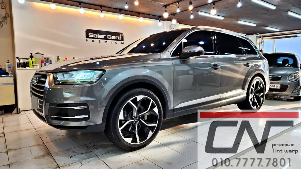 Audi Q7のカーフィルム施工事例｜高級感ある青系フィルムの仕上がり 施工写真 4-1