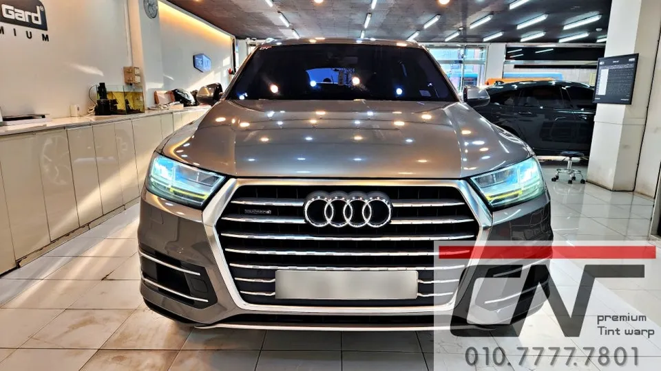 Audi Q7のカーフィルム施工事例｜高級感ある青系フィルムの仕上がり 施工写真 1-2