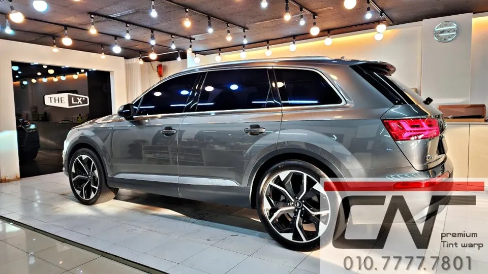 Audi Q7のカーフィルム施工事例｜高級感ある青系フィルムの仕上がり 施工写真 2-2