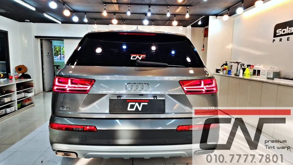 Audi Q7のカーフィルム施工事例｜高級感ある青系フィルムの仕上がり 施工写真 3-2