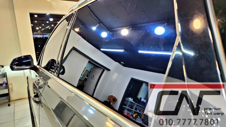 Audi Q7のカーフィルム施工事例｜高級感ある青系フィルムの仕上がり 施工写真 1-3