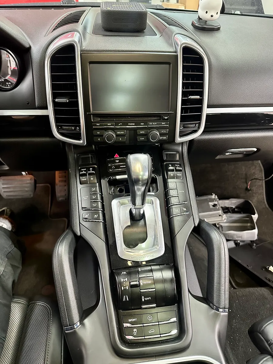 Porsche CayenneのAndroid Auto・CarPlay取付事例 施工写真 3-1