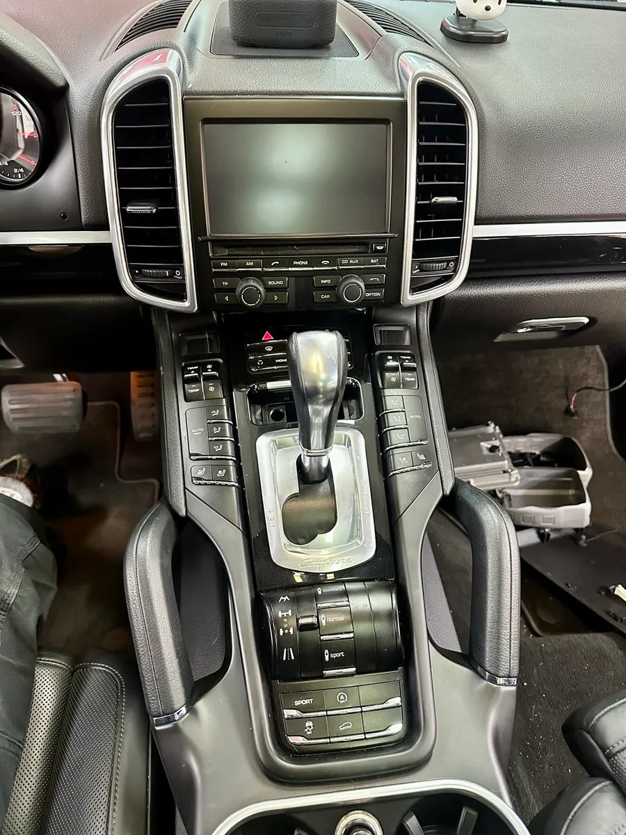 Porsche CayenneのAndroid Auto・CarPlay取付事例 施工写真 4-1