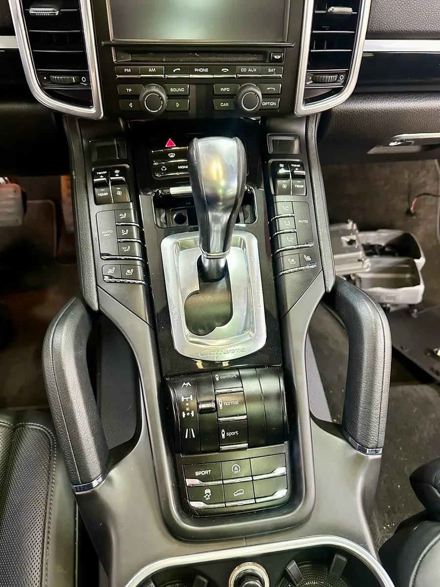 Porsche CayenneのAndroid Auto・CarPlay取付事例 施工写真 1-2