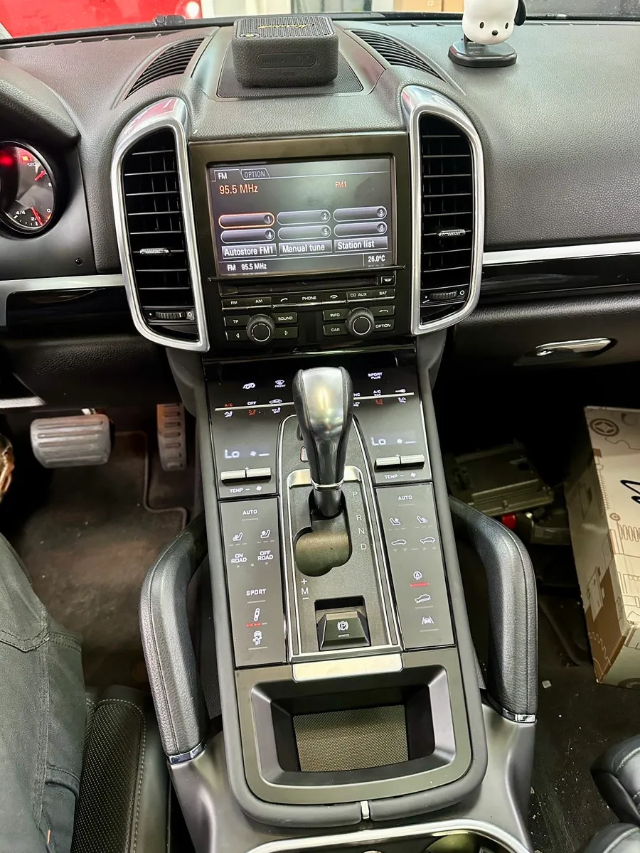 Porsche CayenneのAndroid Auto・CarPlay取付事例 施工写真 3-2
