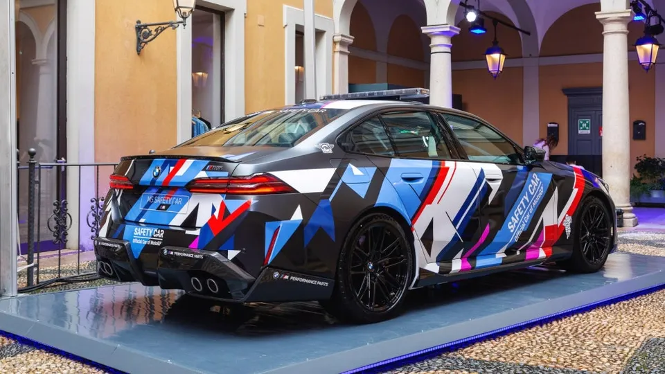 BMW M5のPPF施工事例｜費用目安と仕上がり 施工写真 1-3