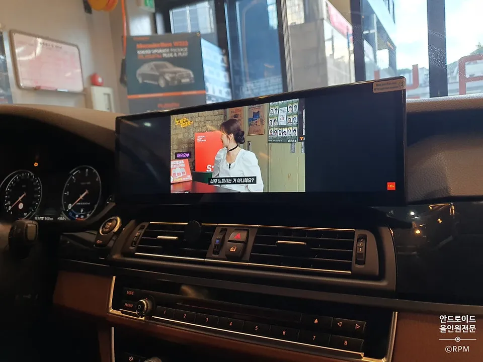 BMW 5 Series F10のAndroid Auto・CarPlay取付事例 施工写真 2-2