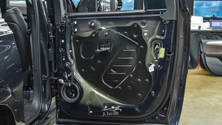 Cadillac Escalade soundproofing - Cadillac Escalade Soundproofing Review: Cost & Results photo 3