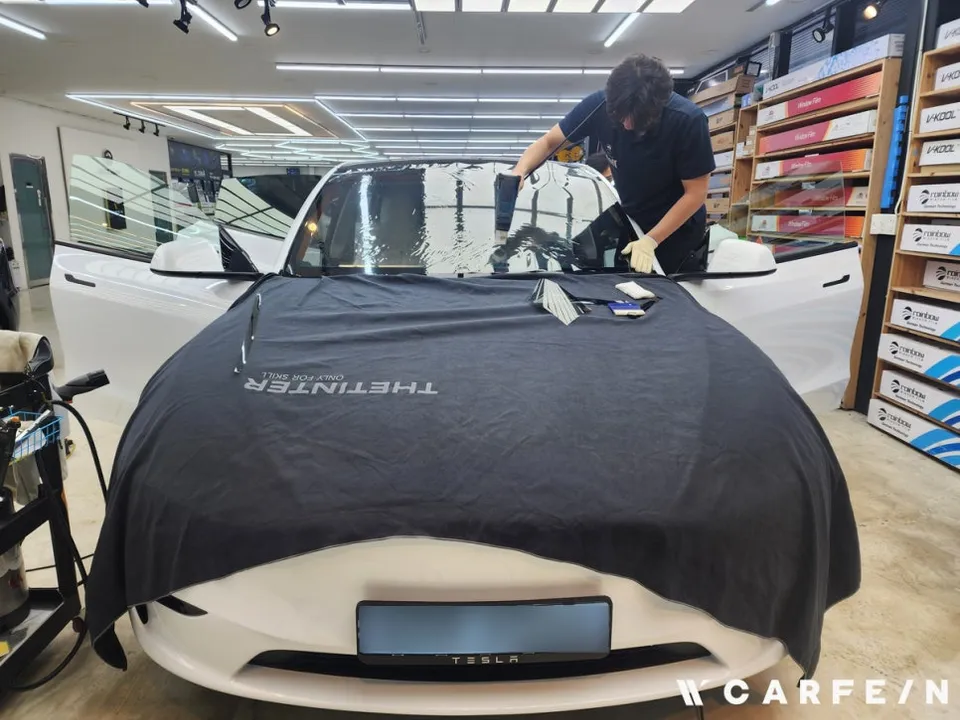 Tesla Model Yのカーフィルム施工事例|費用目安・仕上がり 施工写真 1-2