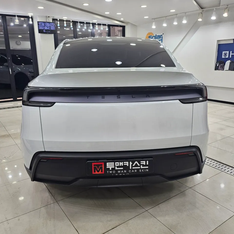 Tesla Model Yのカーラッピング事例|費用目安・仕上がり 施工写真 3-1