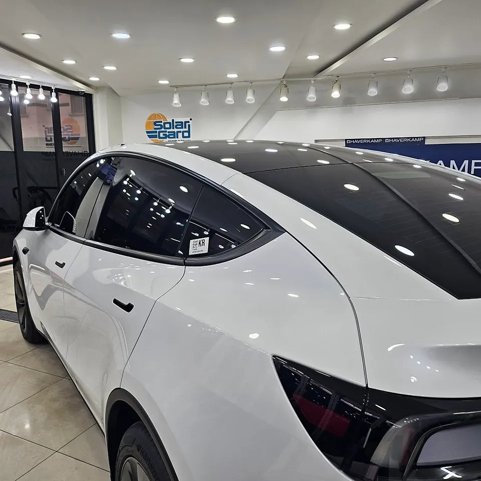 Tesla Model Yのカーラッピング事例|費用目安・仕上がり 施工写真 2-3