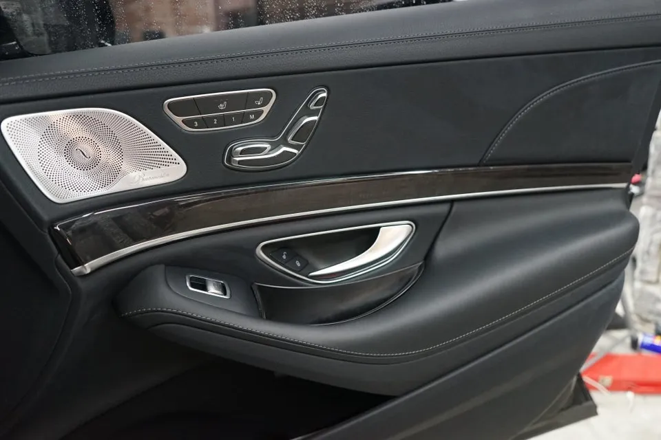 Mercedes-Benz S-Classのカーラッピング事例｜高級感を高めるカスタム 施工写真 1-2