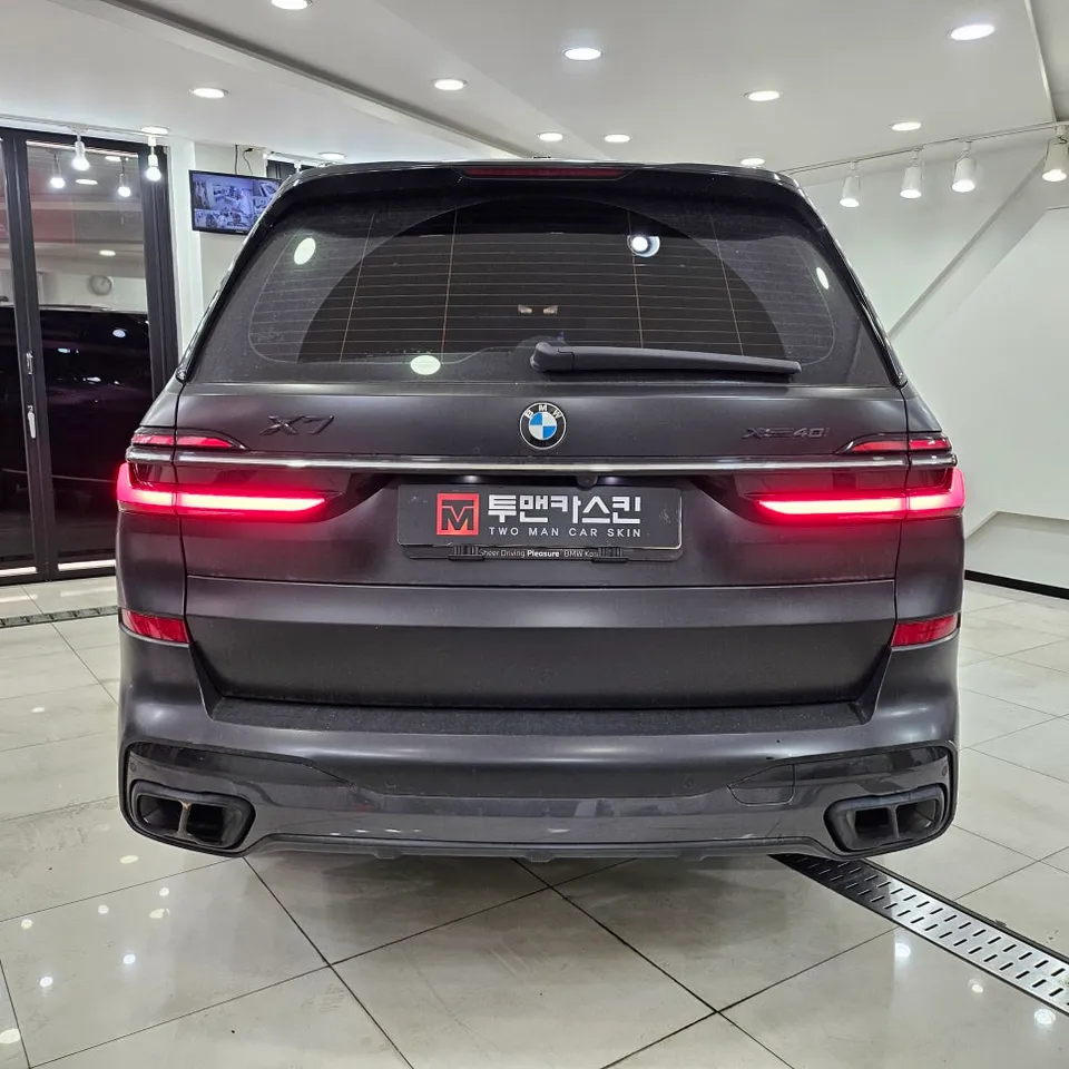 BMW X7のカーラッピング事例｜サテンブラックの再施工 施工写真 1-2