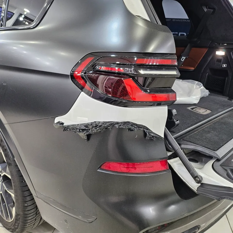 BMW X7のカーラッピング事例｜サテンブラックの再施工 施工写真 3-3