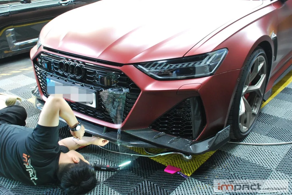 Audi RS6のPPF施工事例|高価なカーボンパーツ保護 施工写真 3-2