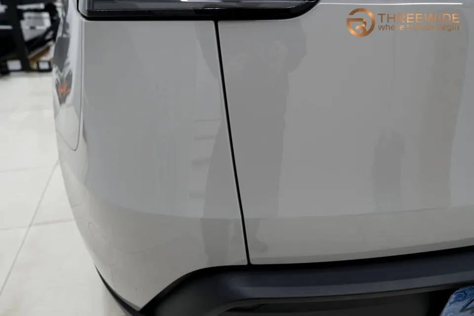 Tesla Model Yのカーラッピング事例|ポルシェ風カラー 施工写真 3-1