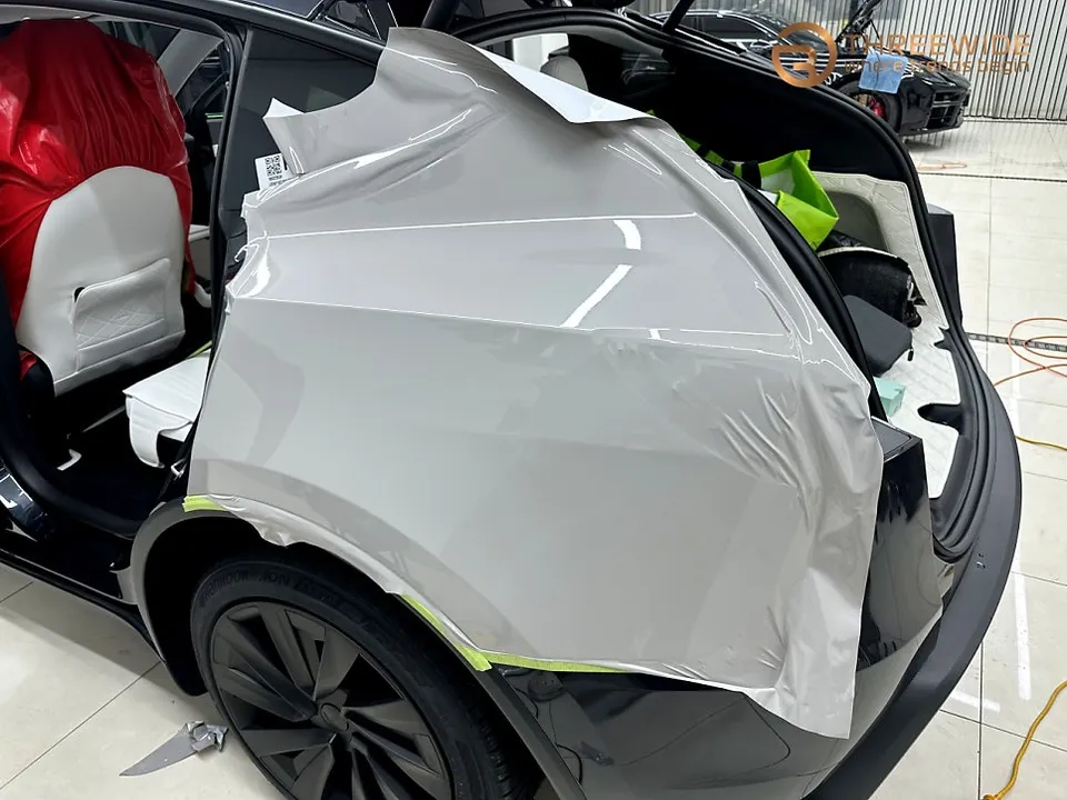Tesla Model Yのカーラッピング事例|ポルシェ風カラー 施工写真 3-2