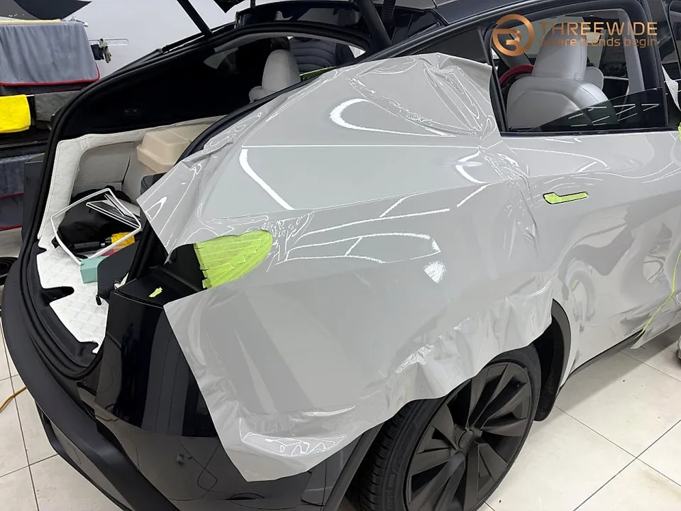 Tesla Model Yのカーラッピング事例|ポルシェ風カラー 施工写真 1-3