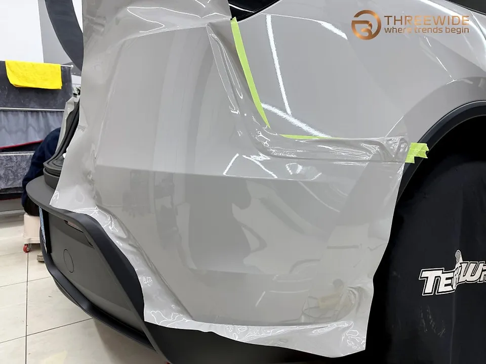 Tesla Model Yのカーラッピング事例|ポルシェ風カラー 施工写真 2-3