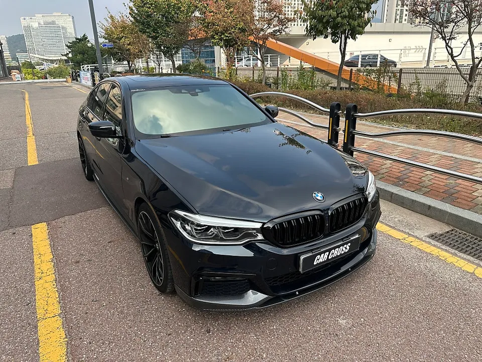 BMW 5 Series G30のカーラッピング事例|費用目安・仕上がり 施工写真 1-1