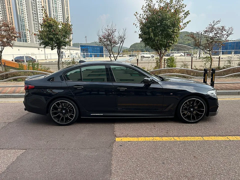 BMW 5 Series G30のカーラッピング事例|費用目安・仕上がり 施工写真 2-1