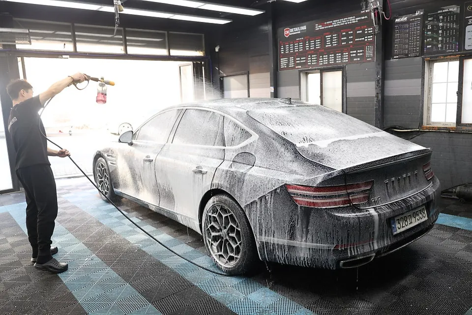Genesis G80のガラスコーティング事例：スクラッチ復元と新車のような輝き 施工写真 1-2