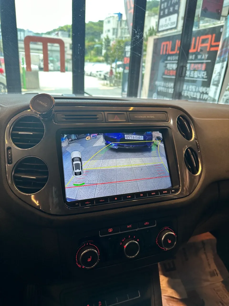 Volkswagen TiguanのAndroid Auto・CarPlay取付事例 施工写真 3-2