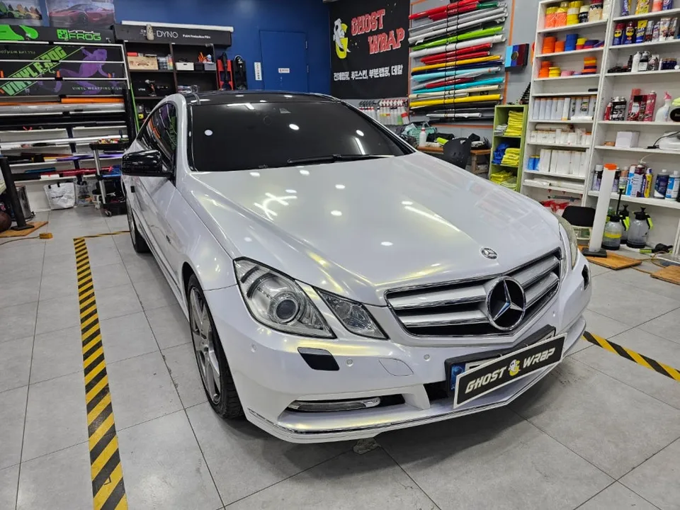 Mercedes-Benz Eクラスクーペのガラスコーティング事例|費用目安・仕上がり 施工写真 1-1