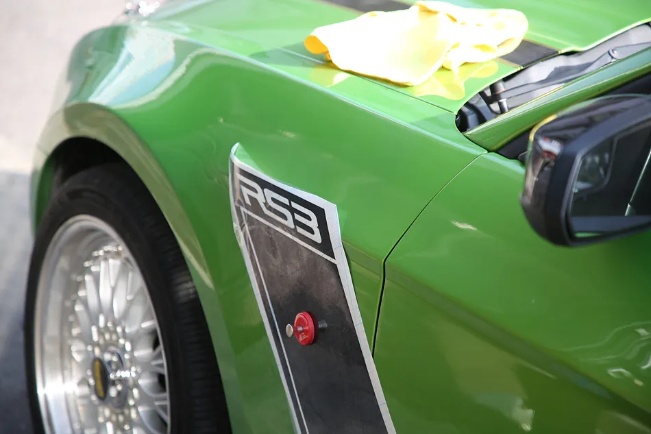 Ford Mustang vinyl wrap - Ford Mustang Vinyl Wrap Review - Chrome Gold Accents photo 4