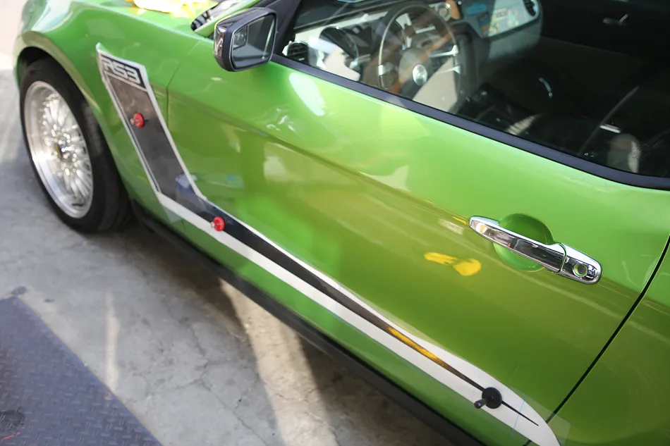 Ford Mustang vinyl wrap - Ford Mustang Vinyl Wrap Review - Chrome Gold Accents photo 5