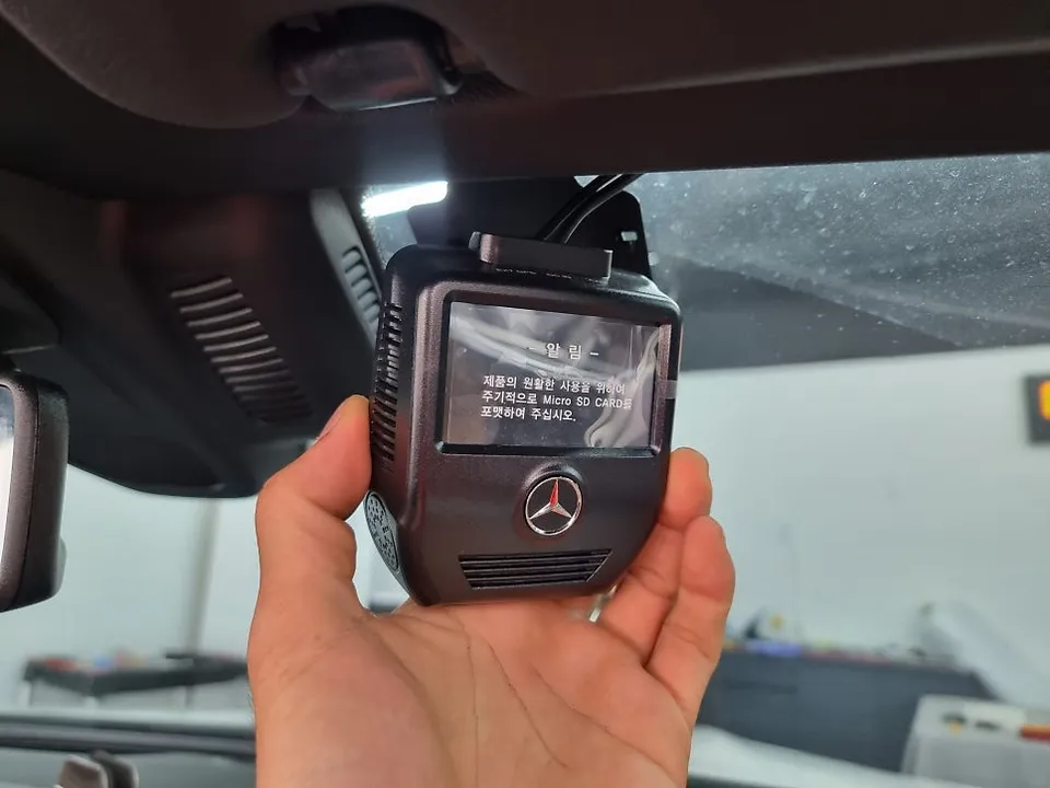 Mercedes-Benz E-Class Cabriolet dash cam - Mercedes-Benz E-Class Cabriolet Dash Cam Installation Review photo 3