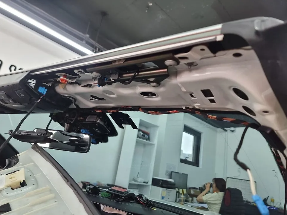 Mercedes-Benz E-Class Cabriolet dash cam - Mercedes-Benz E-Class Cabriolet Dash Cam Installation Review photo 4