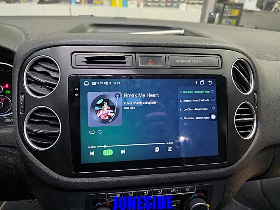 Volkswagen GolfのAndroid Auto・CarPlay取付事例 施工写真 1-2