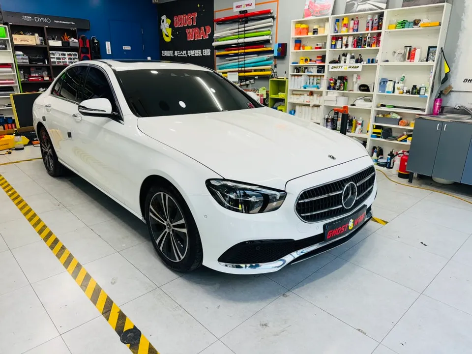 Mercedes-Benz Eクラスのカーラッピング事例｜費用目安・仕上がり 施工写真 3-1