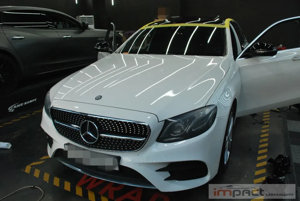Mercedes-Benz Eクラスのカーラッピング事例|費用目安・仕上がり 施工写真 3-1