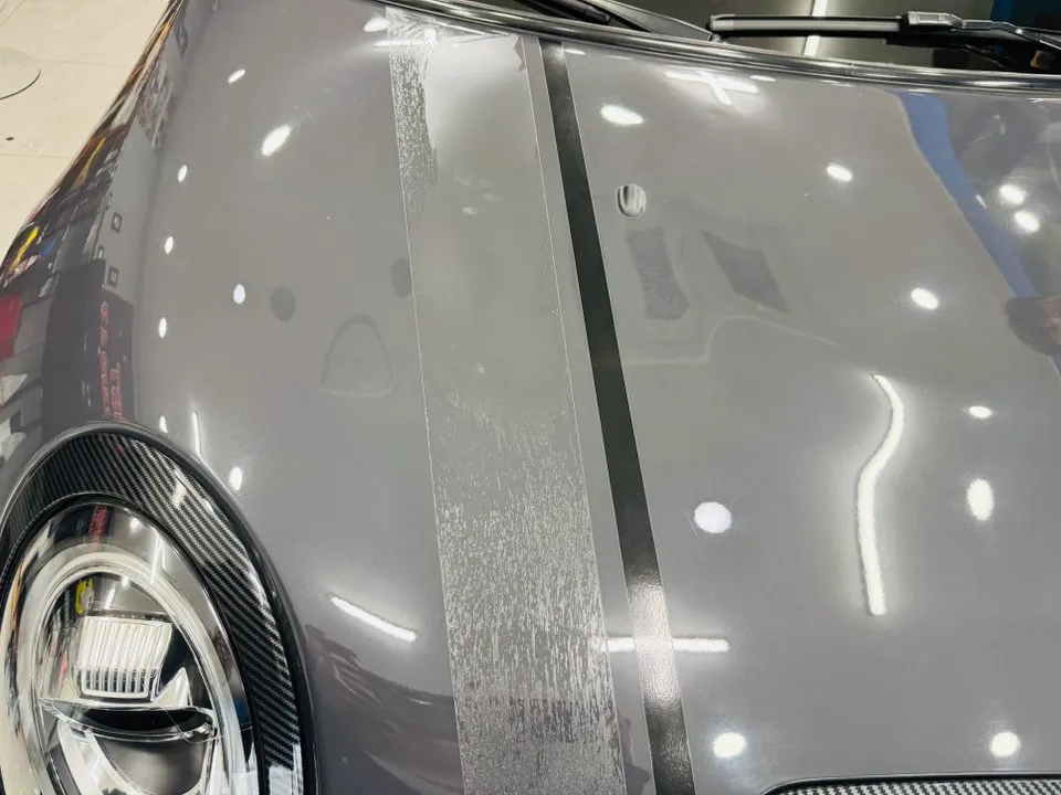 MINI Countrymanのカーラッピング事例|デカール除去で変化 施工写真 3-1