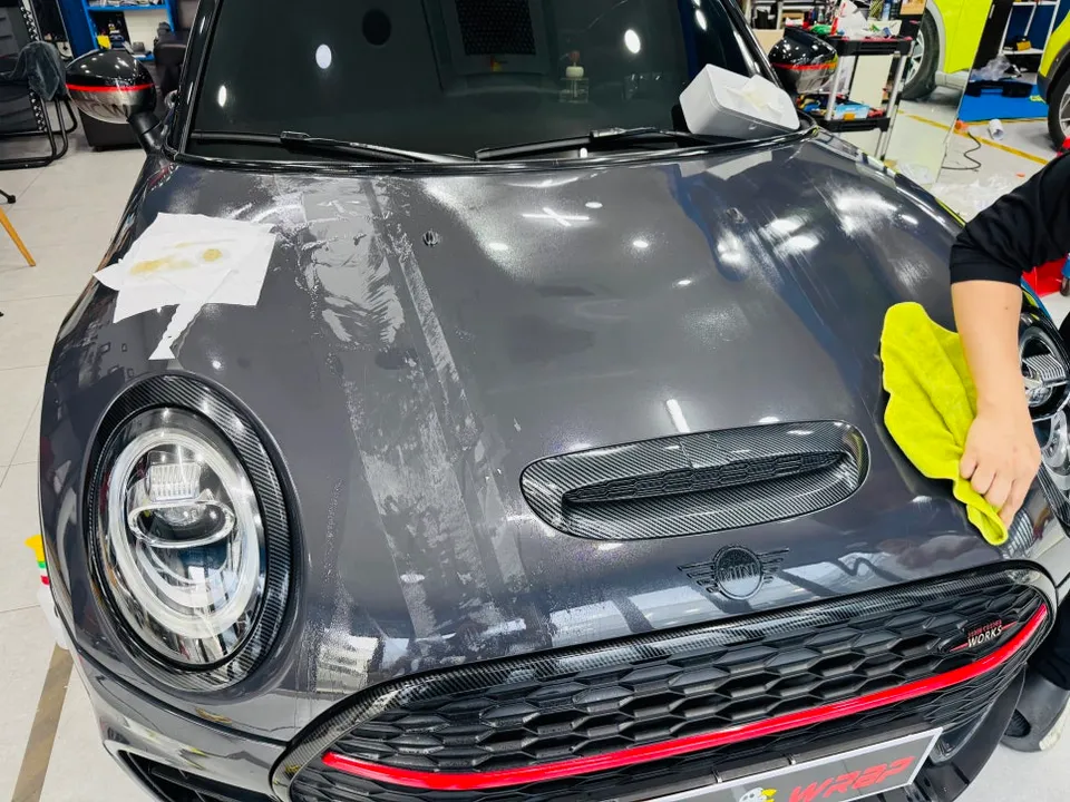 MINI Countrymanのカーラッピング事例|デカール除去で変化 施工写真 2-2