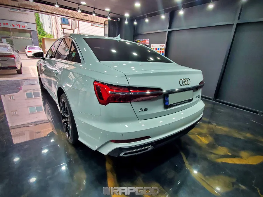 Audi A6のカーラッピング事例|クロームパーツのブラックアウト 施工写真 1-2