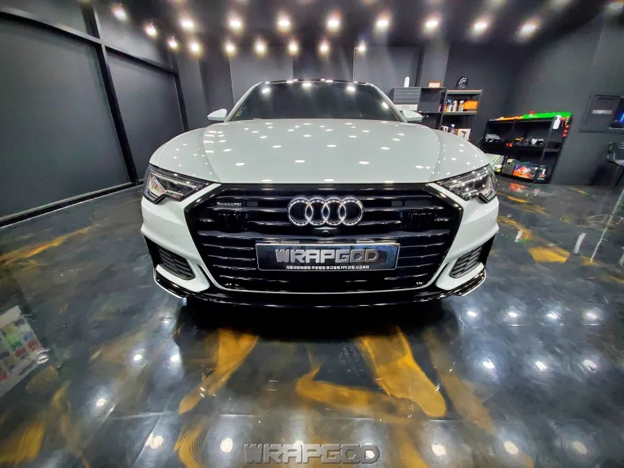 Audi A6のカーラッピング事例|クロームパーツのブラックアウト 施工写真 3-2