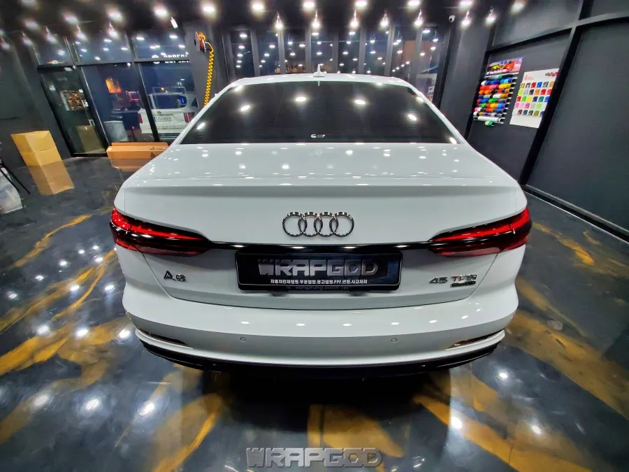 Audi A6のカーラッピング事例|クロームパーツのブラックアウト 施工写真 2-3