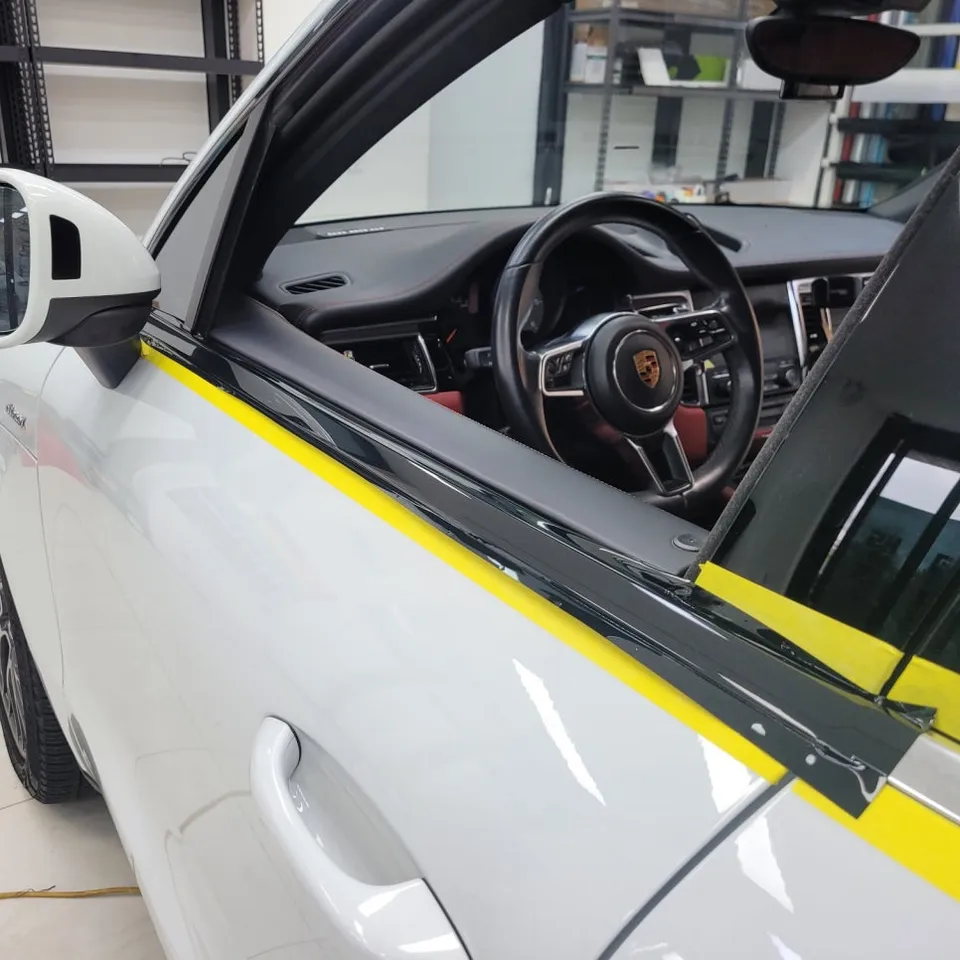 ポルシェ マカン クローム除去ラッピング事例|費用目安・仕上がり 施工写真 3-1