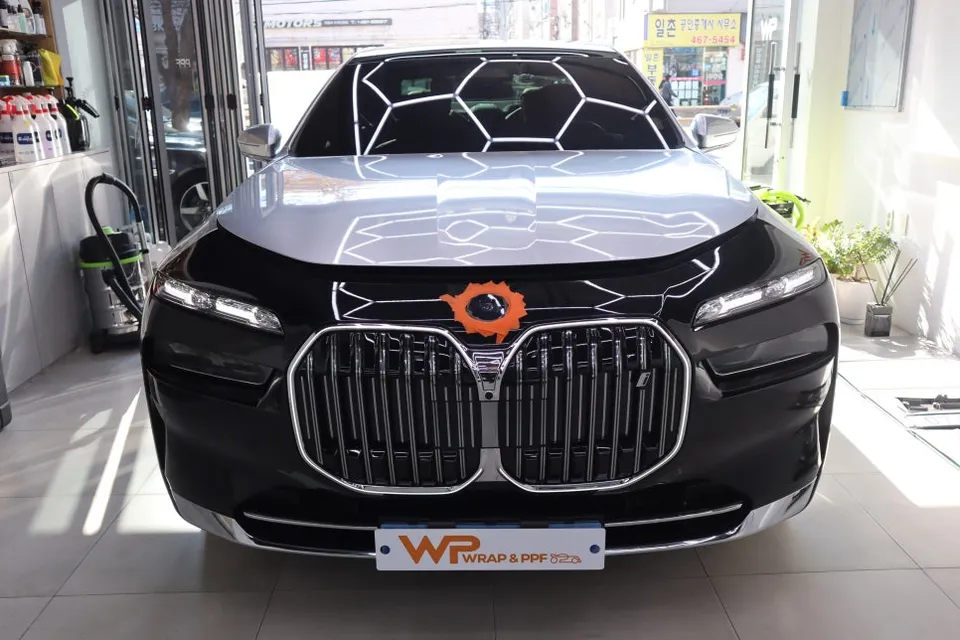 BMW I7 vinyl wrap - BMW I7 Two-Tone Vinyl Wrap Repair Review photo 3