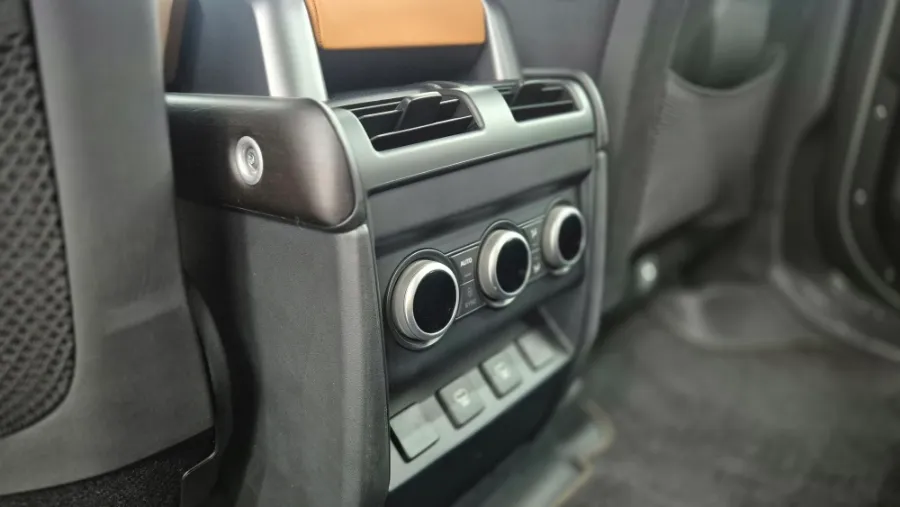 Land Rover Defender 110のカーフィルム施工事例 施工写真 4