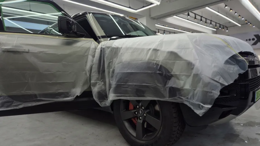 Land Rover Defender 110のカーフィルム施工事例 施工写真 6