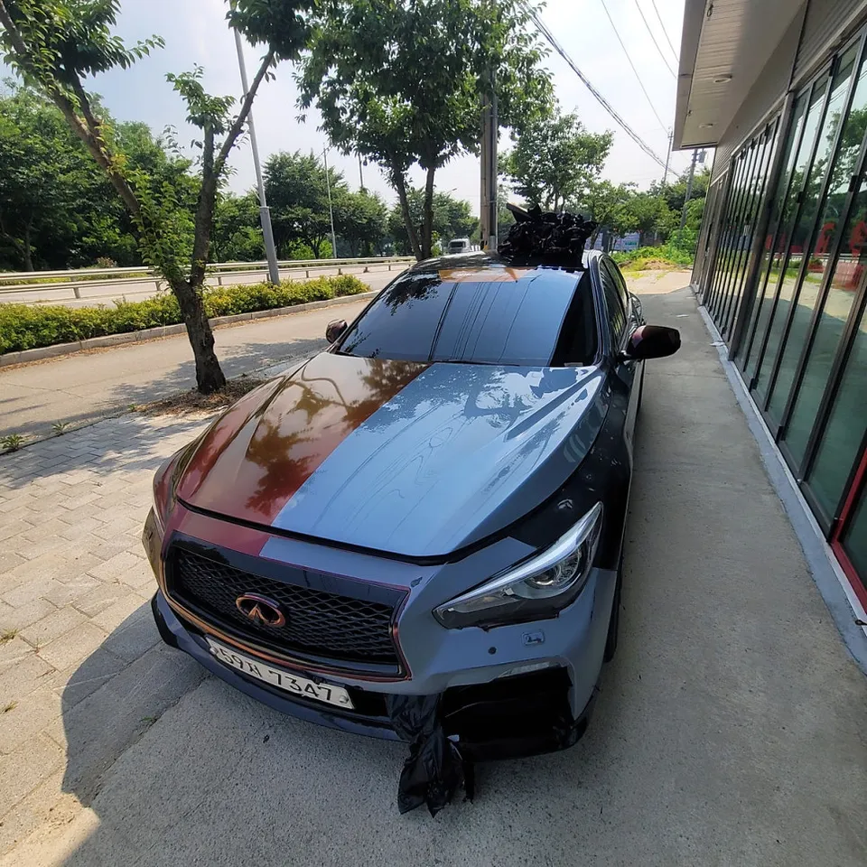 Infiniti Q50のカーラッピング事例|宇宙のような輝き 施工写真 2-1