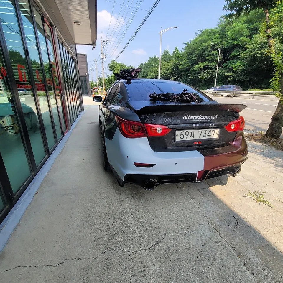 Infiniti Q50のカーラッピング事例|宇宙のような輝き 施工写真 3-1